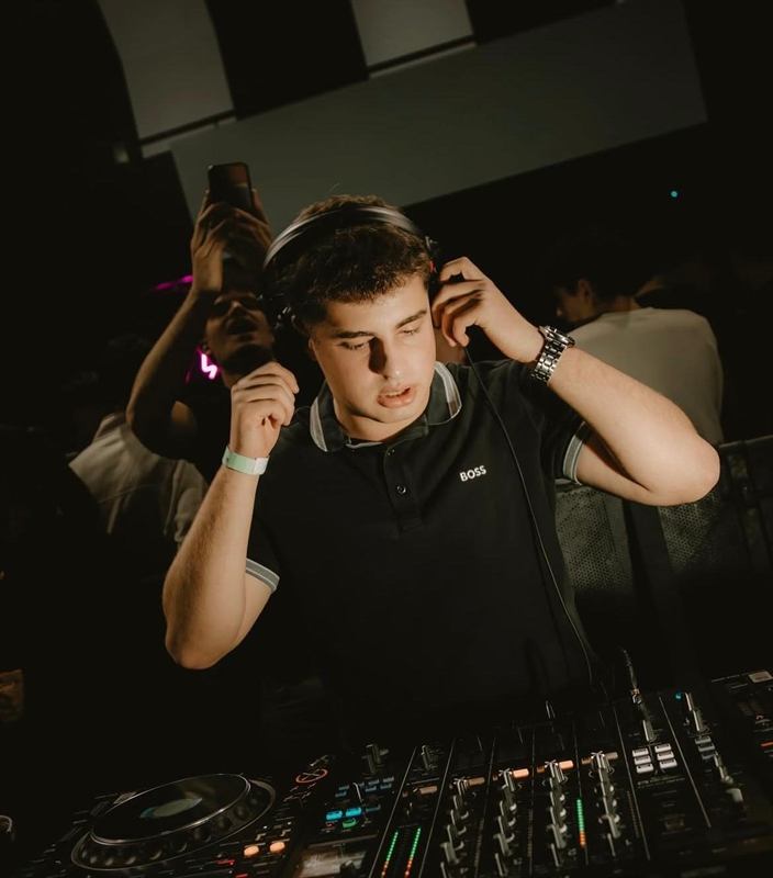 DJ Durán con auriculares en un club
