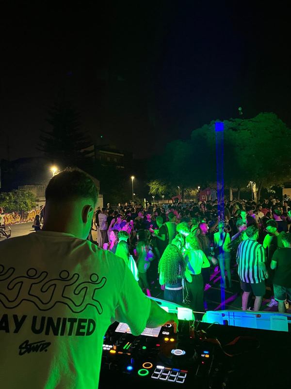 Público bailando frente a DJ Durán en el Magentfest