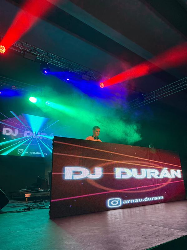Cabina de DJ Durán con su logo en las pantallas LED