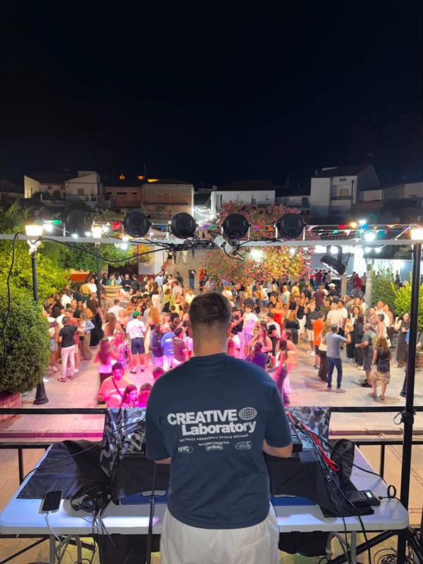 Vista desde la cabina de DJ Durán con la plaza llena en Zarza Capilla